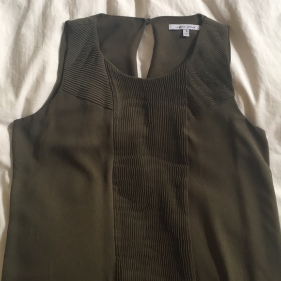 ✨3/$15✨ Olive Tank Top - Picture 1 of 3